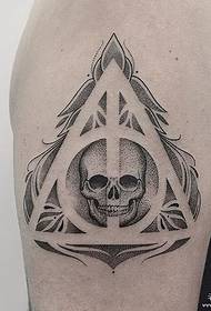 Didelės rankos kaukolės geometrinės asmenybės dūrio tatuiruotės tatuiruotės modelis