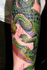 Zelený krokodýl tetování vzor s rukou kreslený