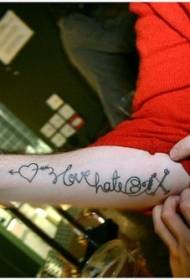 Oblik ruke oblika s crnim uzorkom tetovaže slovom