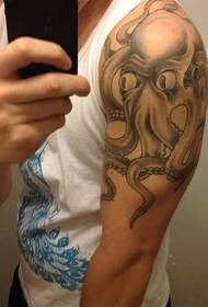 Индивидуална октоподска тетоважа на раката