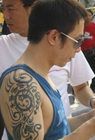I am a singer Huang Guanzhong arm totem tattoo pattern