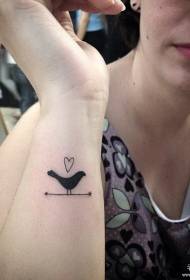 Mažas šviežios širdies formos paukščio tatuiruotės raštas