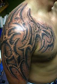 Veľmi pekné 3D tetovanie totem na ramene