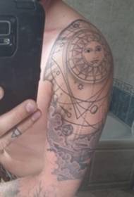 Znakomity tatuaż układu słonecznego na lewym ramieniu mężczyzny