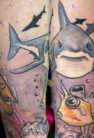 U pettu à bracciale marroni tematiche di mudellu di tatuaggi di squalo
