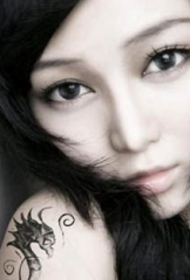Κορίτσι μοτίβο τατουάζ ιππόκαμπος κορίτσι βραχίονα