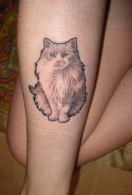 Пухкав сив модел на татуировка на котка на ръката