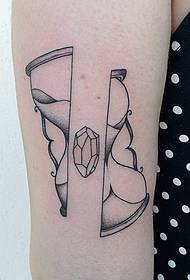Hoop tatoveringsmønster med brudte arme