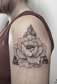 Ženska velika ruka procvjetala je cvijet božura tetovaža cvjetnog božura