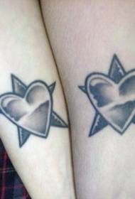 Naoružajte dva oblika srca i zvijezde koji se preklapaju s uzorkom tetovaže