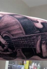 Vienkārša melnbalta roka ar ģitāras rokas tetovējuma modeli