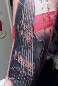 Veldig realistisk gitar med bokstavarm tatoveringsmønster