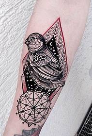 Татуировка в виде стрелочек на руке Европейская и американская модель с геометрическим рисунком птицы
