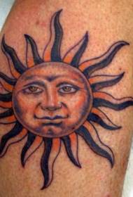Tatuaggio solare umanizzato sul braccio