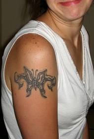 Patrón de tatuaxe de mariposa tribal de personalidade de brazo grande
