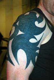 Velika črna tetovaža tetovaže na rami
