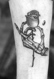 יד מהנה ביד מצוירת קיפוד שחור נקודתי עם דפוס קעקוע פרחים