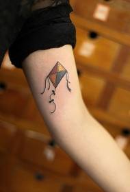 Padrão de tatuagem de pipa de cor de braço
