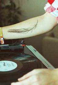 Pinahahalagahan ang feather tattoo sa dj braso ng bar
