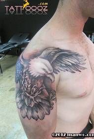 Tattoo shqiponjë fluturuese në krahun e madh
