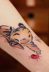 Arm karikatūra oranža mini tīģera gudrs tetovējums modelis
