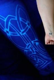 Fluorescenčni vzorec tetovaže za keltski slog