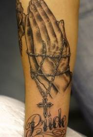Rankos maldos ranka ir rožančių kryžiaus tatuiruotės modelis
