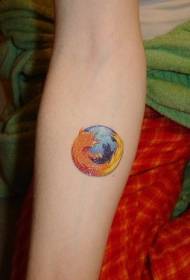 Brațul flacăra în jurul unui model de tatuaj al planetei