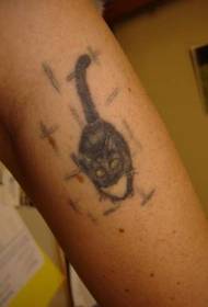 Наоружани црни мачак тетоважа узорак