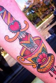 Алексіс дзяўчынка з серыі школьных татуіровак на руку