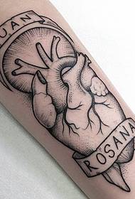 Motif de tatouage de lettre de piqûre de coeur de petit bras