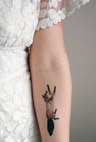 Zelo srčkan in lep tatoo na roki lisice