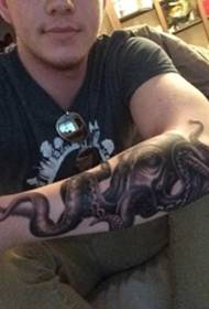 Braço esquerdo masculino polvo preto tatuagem animal imagem