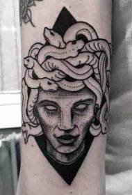 Piekąca geometria na ramieniu z wzorem tatuażu Medusa