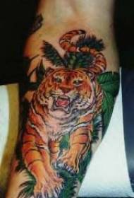 Arm vihreä lehti möisevä tiikeri tatuointi malli