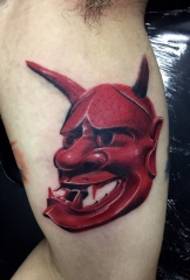 Tatuaj de mască prajna roșu strălucitor cu brațele