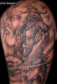 Patrón de tatuaje de guerrero vikingo de brazo