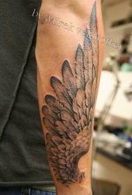 Fajny tatuaż na skrzydłach na ramieniu