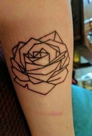 Enkel sort linestil rose tatovering på armen