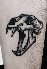 Ručno držite crno sivi oblik tetovaže tetovaže
