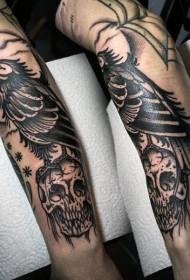 Црно-бијела птица старе школе с узорком тетоваже руку лубање