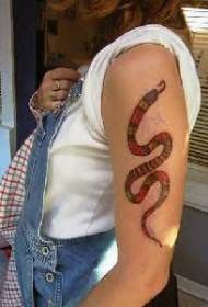 手臂上的彩色小蛇纹身图案