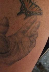 Farfalla color braccio e motivo tatuaggio mano grigia