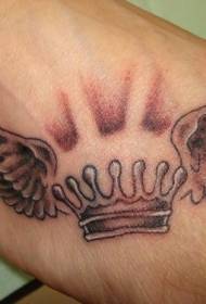 Motif de tatouage de la couronne et des ailes