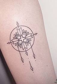 Rankos geometrija - mažas šviežias paprastos linijos tatuiruotės raštas