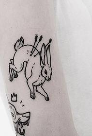 Kanin med små armer og friske enkle linjer i pilens tatoveringsmønster