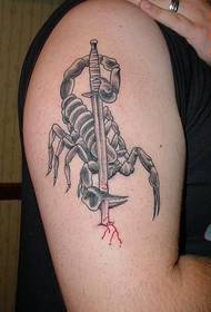 Kusog ug guwapo nga tattoo nga scorpion