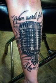 Brazo micrófono de cor moi realista con patrón de tatuaxe de letras