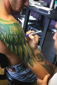Asas verdes bonitas padrão de tatuagem personalizado
