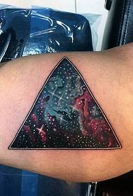 Modèle de tatouage triangle étoilé bras